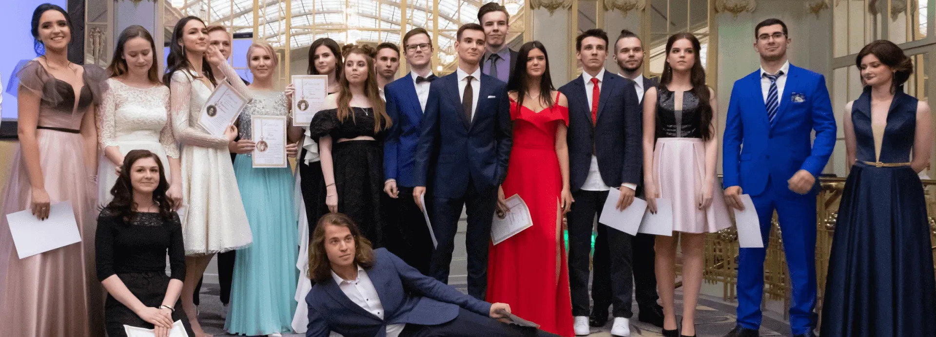 ИНТЕЛЛЕКТУАЛЬНАЯ И деловая элита учится во Взмахе